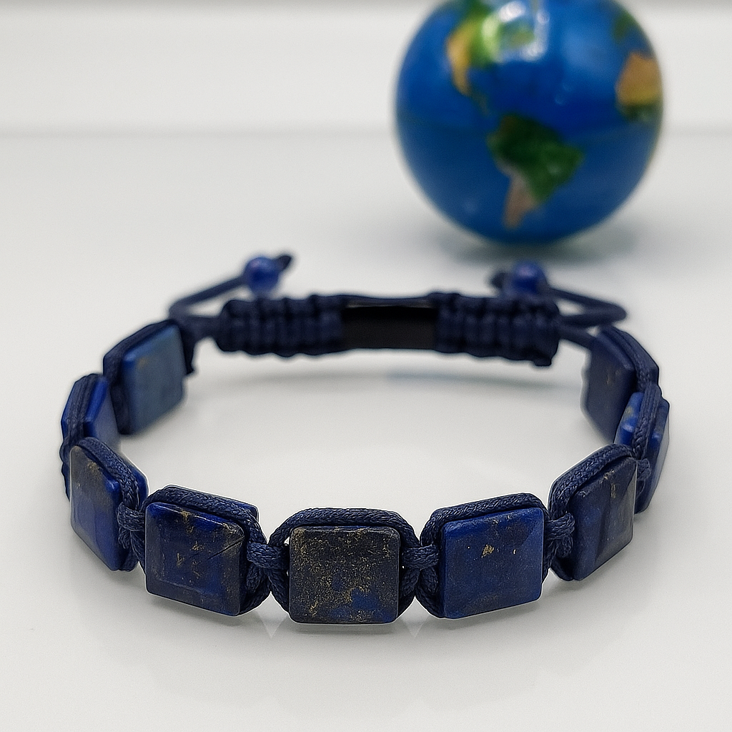 Cosmic Collections Terra herenarmband – handgemaakte verstelbare vierkante lapis lazuli natuursteen armband met donkerblauw koord