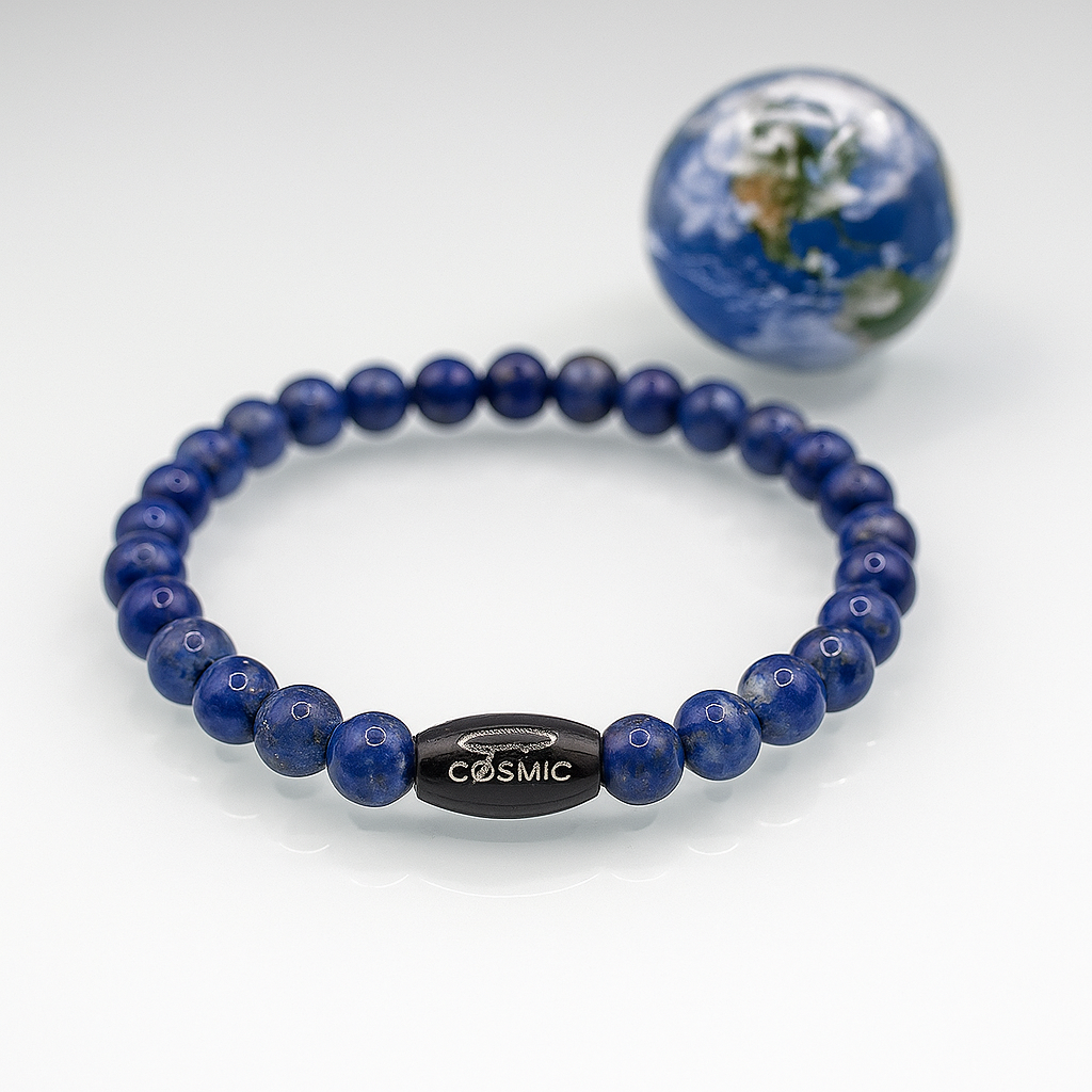 Cosmic Collections Terra herenarmband – handgemaakte elastische blauwe lapis lazuli kralenarmband met zwart Cosmic-logo kraal