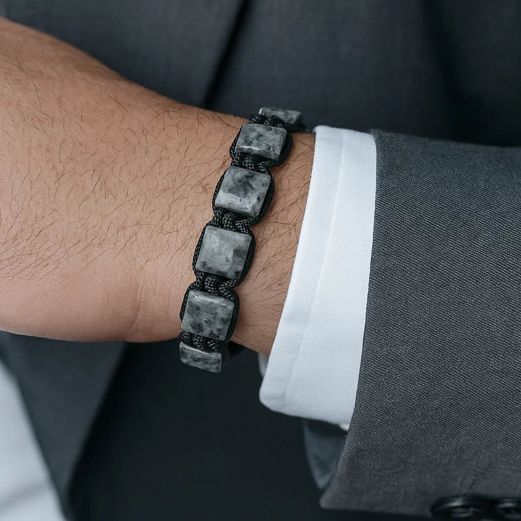 Cosmic Collections Lunar herenarmband – handgemaakte verstelbare vierkante grijs-zwarte natuursteen armband gedragen bij grijs pak en wit overhemd