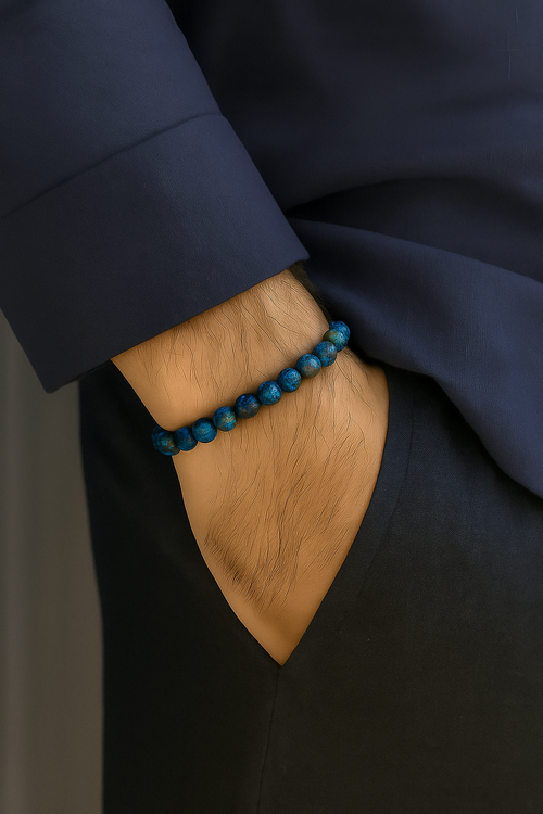 Cosmic Collections Terra herenarmband – handgemaakte elastische blauwe natuursteen kralenarmband gedragen bij navy pak
