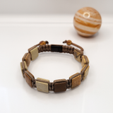 Cosmic Collections Jupiter herenarmband – handgemaakte verstelbare vierkante natuursteen armband in beige en aardetinten met bruin koord
