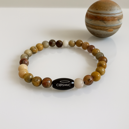 Cosmic Collections Jupiter herenarmband – handgemaakte elastische natuursteen kralenarmband in beige en aardetinten met zwart Cosmic-logo kraal