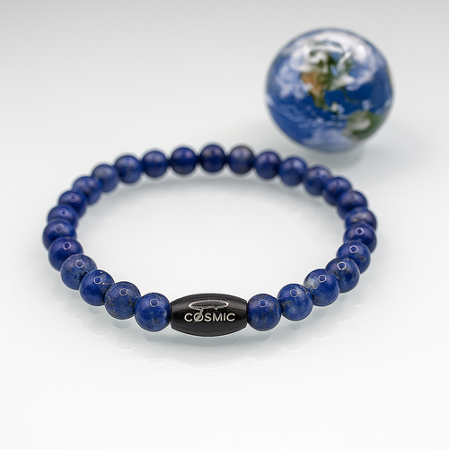 Cosmic Collections Terra herenarmband – handgemaakte elastische blauwe lapis lazuli kralenarmband met zwart Cosmic-logo kraal