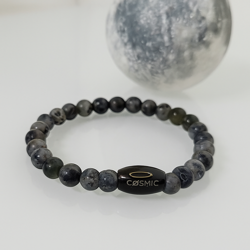 Cosmic Collections Lunar herenarmband – handgemaakte elastische grijs-zwarte labradoriet kralenarmband met zwart Cosmic-logo kraal