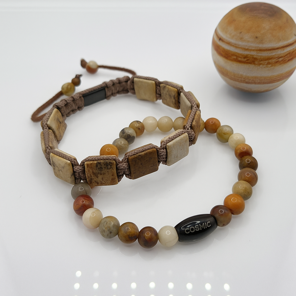 Cosmic Collections Jupiter set herenarmbanden – verstelbare vierkante natuursteen armband en elastische kralenarmband in beige en aardetinten, handgemaakt voor stijlvolle mannen
