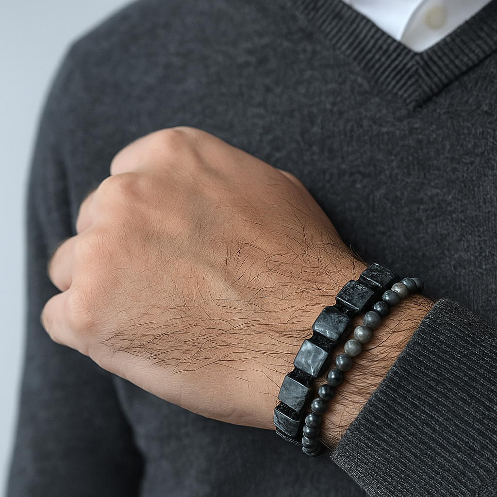Cosmic Collections Lunar set herenarmbanden – handgemaakte verstelbare natuursteen armband en elastische labradoriet kralenarmband gedragen door stijlvolle man in zakelijke outfit